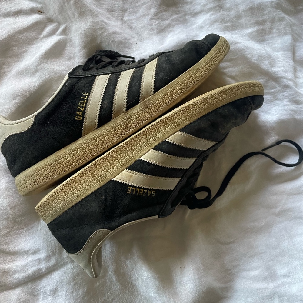 Women’s adidas gazelles, 10